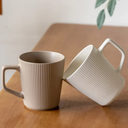 Caneca nórdica cerâmica marrom e branca 450ml com textura listrada
