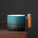 Caneca retrô azul cerâmica com alça de madeira artesanal