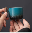 Caneca retrô azul cerâmica com alça de madeira artesanal