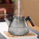 Chaleiras de vidro 1100ml com infusor e alça de nogueira em versões transparente e fumê - Casa Splêndida