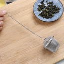 Infusor de chá e temperos em formato de cesto com corrente em aço inox de 4,5 cm – Casa Splendida