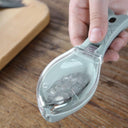 Utensílio de cozinha para remover escamas de peixe sem espalhar sujeira e com fácil lavagem