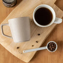 Caneca nórdica cerâmica marrom 450ml com textura listrada