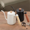 Chaleira gooseneck 600ml com cabo de madeira e bico fino curvo para preparo manual de café