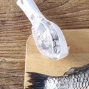 Utensílio de cozinha para remover escamas de peixe sem espalhar sujeira e com fácil lavagem