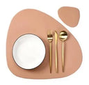 Jogo americano em couro sintético formato orgânico dupla face, com porta-copos, rosa, estilo moderno Casa Splendida.