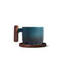 Caneca retrô azul cerâmica com alça de madeira artesanal