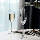 conjunto-tacas-champagne-cristal-lapidado.jpg" alt="Conjunto com 2 taças de champagne em cristal lapidado com haste cravejada dourada e prateada