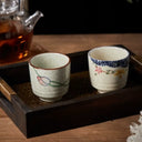 Xícara japonesa cerâmica branca com detalhe floral azul artesanal