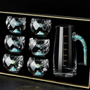 Conjunto de licor com jarra 300ml e 6 copos de 50ml em cristal. Acabamento azul e dourado. Luxo para servir com elegância.