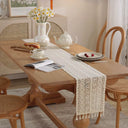 Caminho de mesa bege vintage com renda crochet e franjas, feito em algodão e poliéster, ideal para decoração de mesa elegante