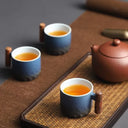 Caneca retrô azul cerâmica com alça de madeira artesanal
