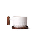 Caneca retrô branca cerâmica com alça de madeira