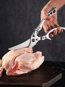 Tesoura multiuso com área para raspar escamas, abrir garrafas e cortar alimentos com firmeza.