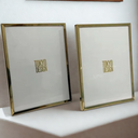 Kit Milano dourado com dois porta-retratos de aço inox sobre aparador
