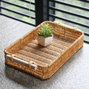 Bandeja retangular estilo rattan tecido à mão, com alça de madeira e estrutura firme Casa Splendida.

