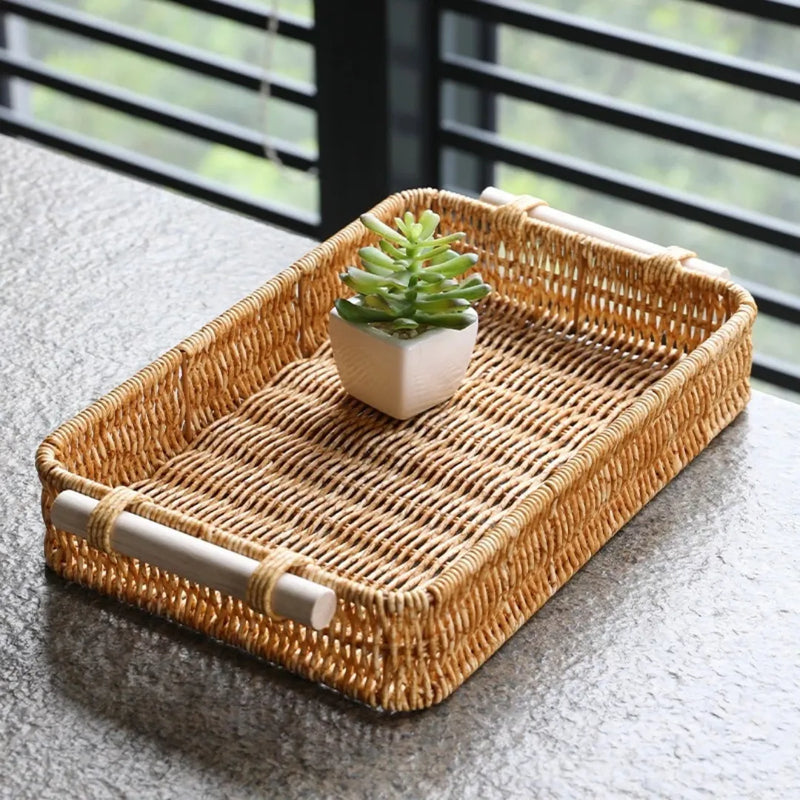 Bandeja retangular estilo rattan tecido à mão, com alça de madeira e estrutura firme Casa Splendida.

