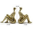 Escultura decorativa abstrata para estantes e mesas, com design moderno e acabamento bronze sofisticado.