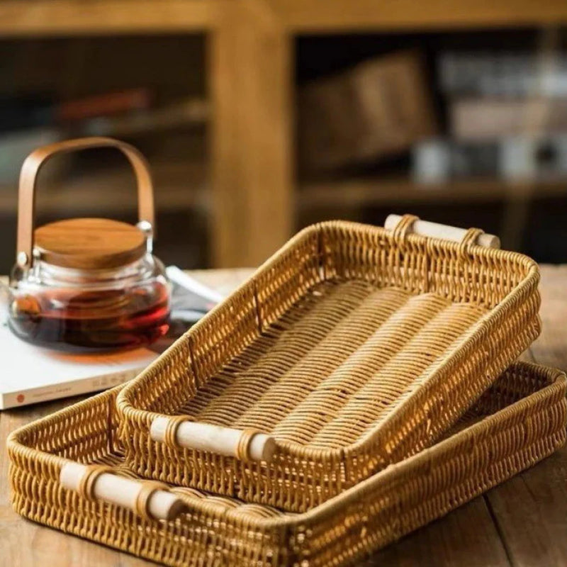Bandeja retangular estilo rattan tecido à mão, com alça de madeira e estrutura firme Casa Splendida.

