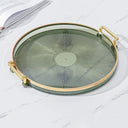 Bandeja acrílica redonda com alça dourada, disponível em verde, âmbar, cinza e transparente, para decoração e organização Casa Splendida.