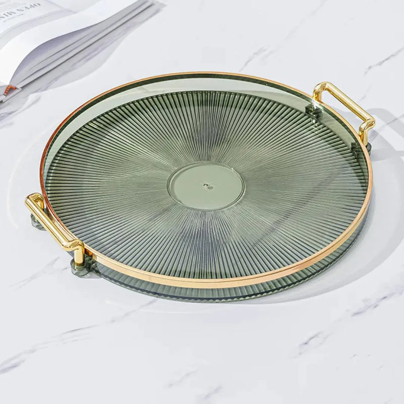 Bandeja acrílica redonda com alça dourada, disponível em verde, âmbar, cinza e transparente, para decoração e organização Casa Splendida.
