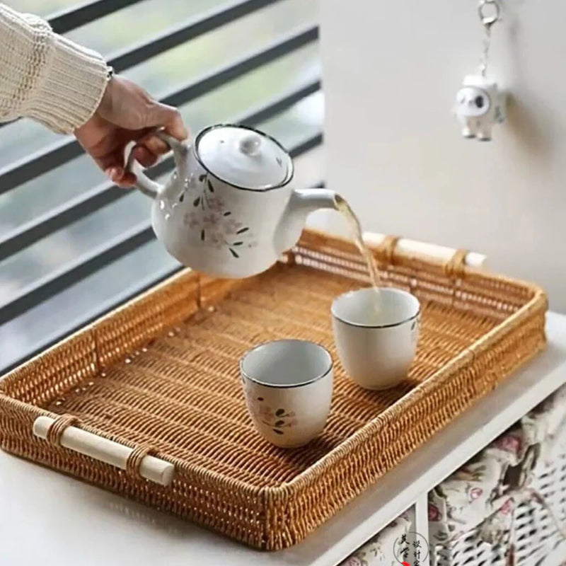 Bandeja retangular estilo rattan tecido à mão, com alça de madeira e estrutura firme Casa Splendida.

