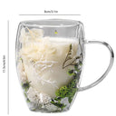 Caneca de vidro parede dupla com flores e folhagens verdes naturais e bebida quente - Casa Splêndida
