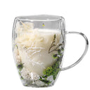 Caneca de vidro parede dupla com flores e folhagens verdes naturais e bebida quente - Casa Splêndida