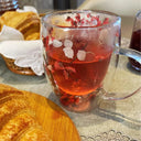 Caneca de parede dupla com flores secas vermelhas – exclusiva, sofisticada e ideal para momentos especiais