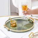 Bandeja acrílica redonda com alça dourada, disponível em verde, âmbar, cinza e transparente, para decoração e organização Casa Splendida.