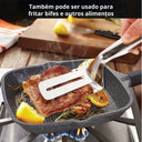 Pinça 3-em-1 em aço inox segurando e virando bife na frigideira – Casa Splendida
