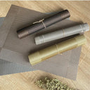 Jogo americano retangular em PVC dourado, resistente ao calor, antiderrapante e lavável, 45x30cm Casa Splendida.
