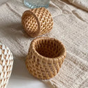 Porta-guardanapo artesanal de rattan natural, feito à mão, em formatos circular e quadrado – Casa Splendida.

