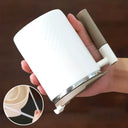 Canecas térmicas com design moderno em branco e bege, ideais para café ou cappuccino, com tampa e alça ergonômica