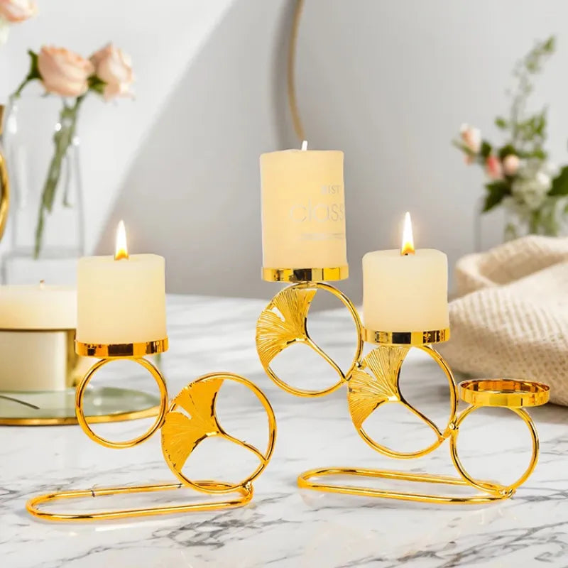 Castiçal moderno europeu em metal dourado com espaço para velas tealight