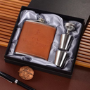 Kit de bolso com cantil 8oz, copo inox e funil. Revestido em couro e embalagem de presente elegante. Compacto e sofisticado.