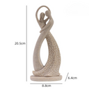 Escultura de casal em resina com acabamento arenito. Design emocional, ideal para presentear ou decorar com afeto.