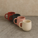 Kit com 2 canecas bojudas de porcelana 260ml, ideais para café, chá ou leite com estilo.