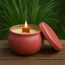 Vela aromática de capim limão acesa em recipiente decorativo vermelho com pavio de madeira – Casa Splendida