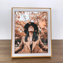 Porta-retrato 15x20 em MDF com vidro, design minimalista e acabamento natural. Ideal para fotos em ambientes internos.