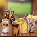 Conjunto com 6 copos de vidro 380ml, tampa de bambu e canudo. Ideal para drinks, caipirinhas e cafés gelados.