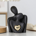 Escultura de casal em cerâmica com coração dourado. Presente simbólico e sofisticado para decorar com afeto.