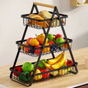 Fruteira de mesa com estrutura aramada preta e alça de madeira — charme e organização com presença decorativa.