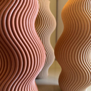 Kit com 2 vasos decorativos ondulados, acabamento fosco, ideal para decoração moderna e elegante