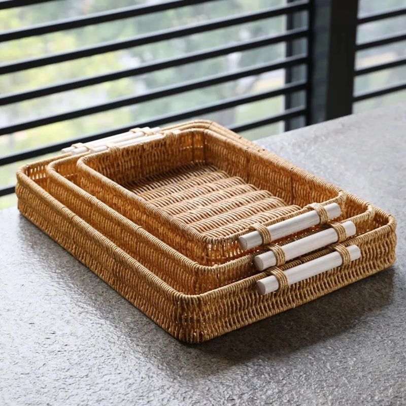Bandeja retangular estilo rattan tecido à mão, com alça de madeira e estrutura firme Casa Splendida.

