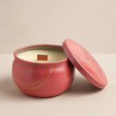 Vela aromática com fragrância de maçã e canela em recipiente decorativo vermelho com pavio de madeira – Casa Splendida