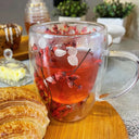 Caneca de parede dupla com flores secas vermelhas – exclusiva, sofisticada e ideal para momentos especiais