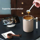 Canecas térmicas com design moderno em branco e bege, ideais para café ou cappuccino, com tampa e alça ergonômica