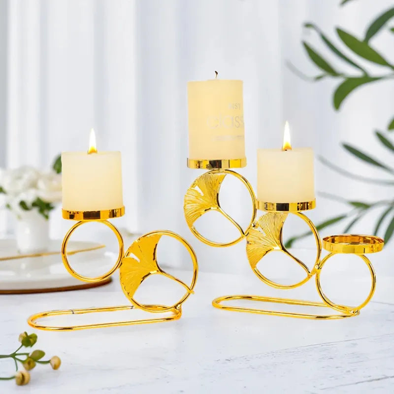 Castiçal moderno europeu em metal dourado com espaço para velas tealight