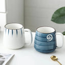 Canecas de cerâmica japonesa 500ml com espiral branca e listras verticais azuis - Casa Splêndida